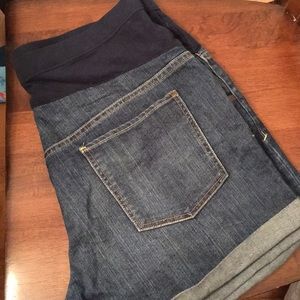Old Navy maternity jean shorts. Size 14